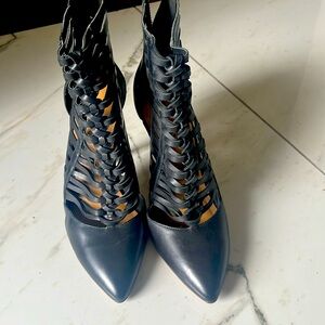 Like NEW condition! Size 7 Nine West shoes